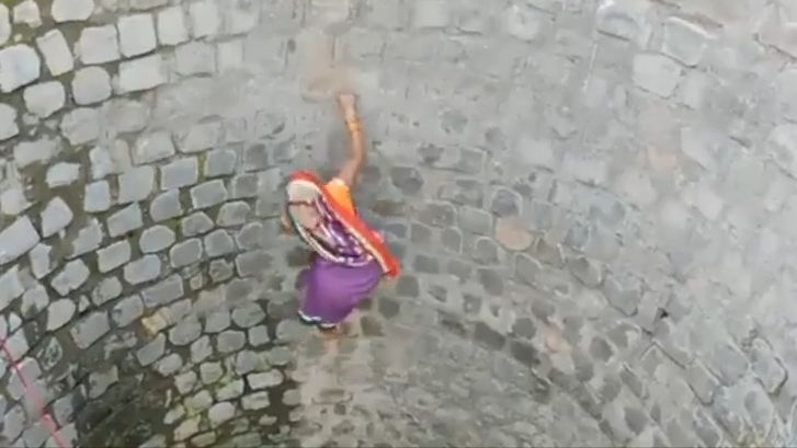 Bez jištění do hluboké studny pro trochu vody. Realita běžného dne v Indii